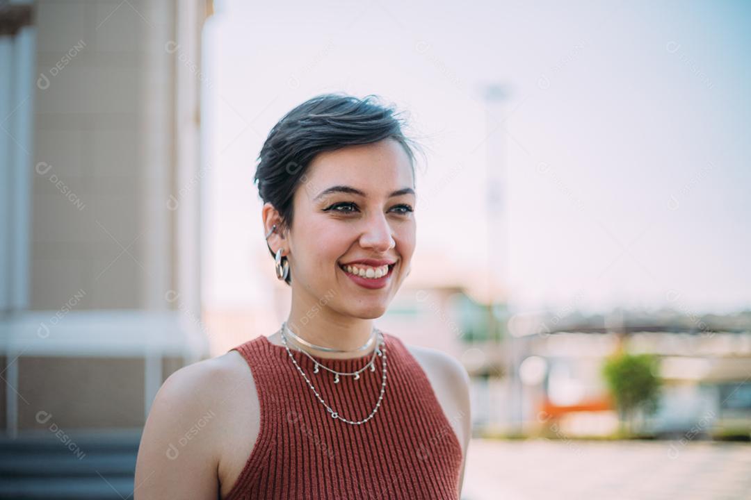 Retrato ao ar livre de jovem elegante elegante jovem Latina andando na rua do Brasil