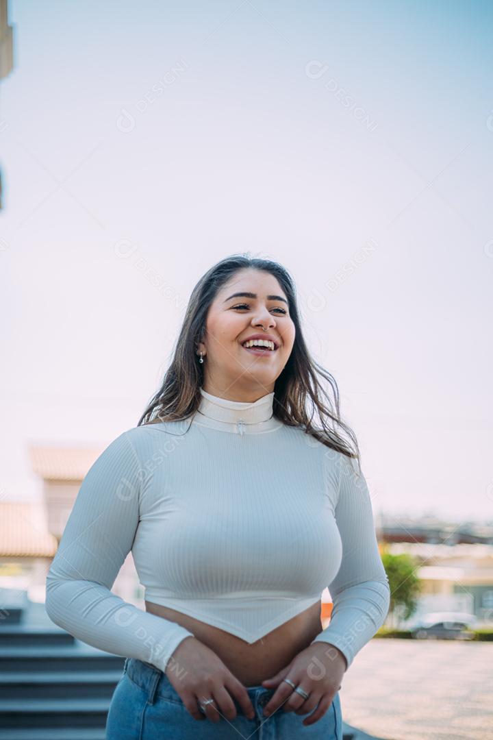 Retrato ao ar livre de jovem elegante elegante jovem Latina andando na rua do Brasil