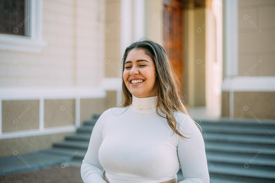Retrato ao ar livre de jovem elegante elegante jovem Latina andando na rua do Brasil
