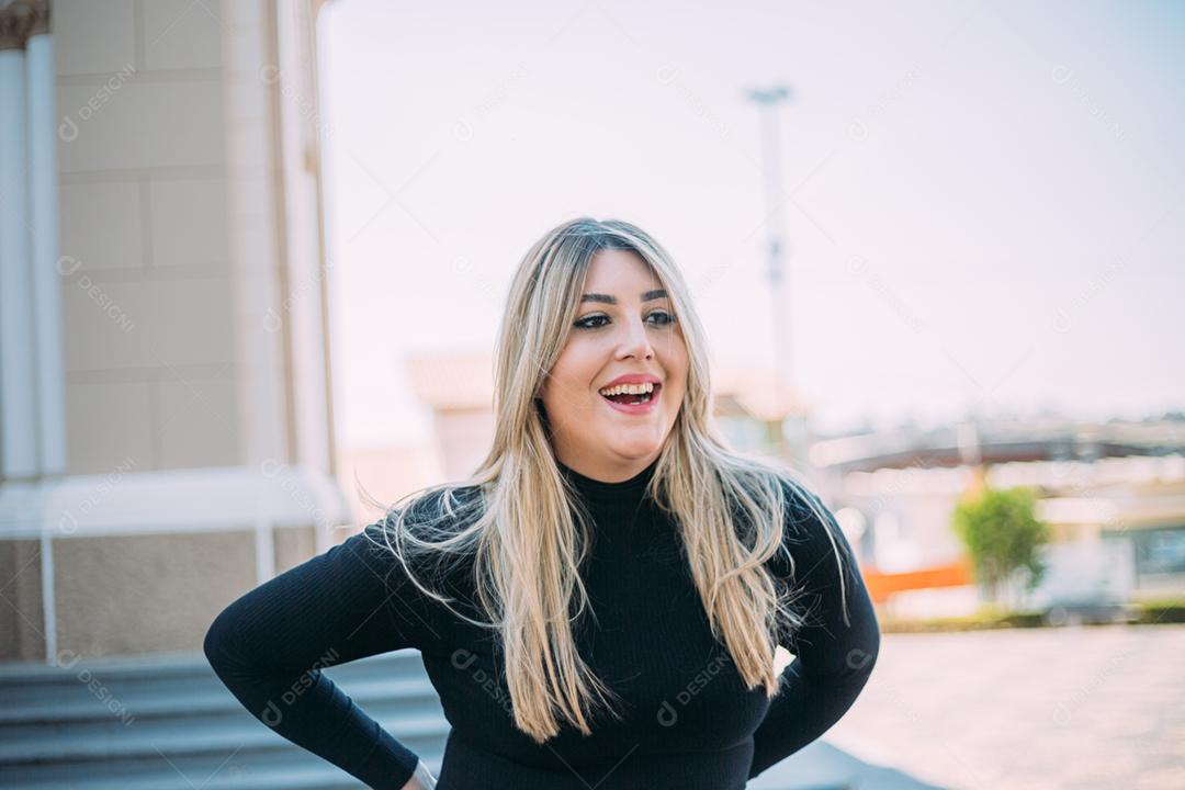 Retrato ao ar livre de jovem elegante elegante jovem Latina andando na rua do Brasil