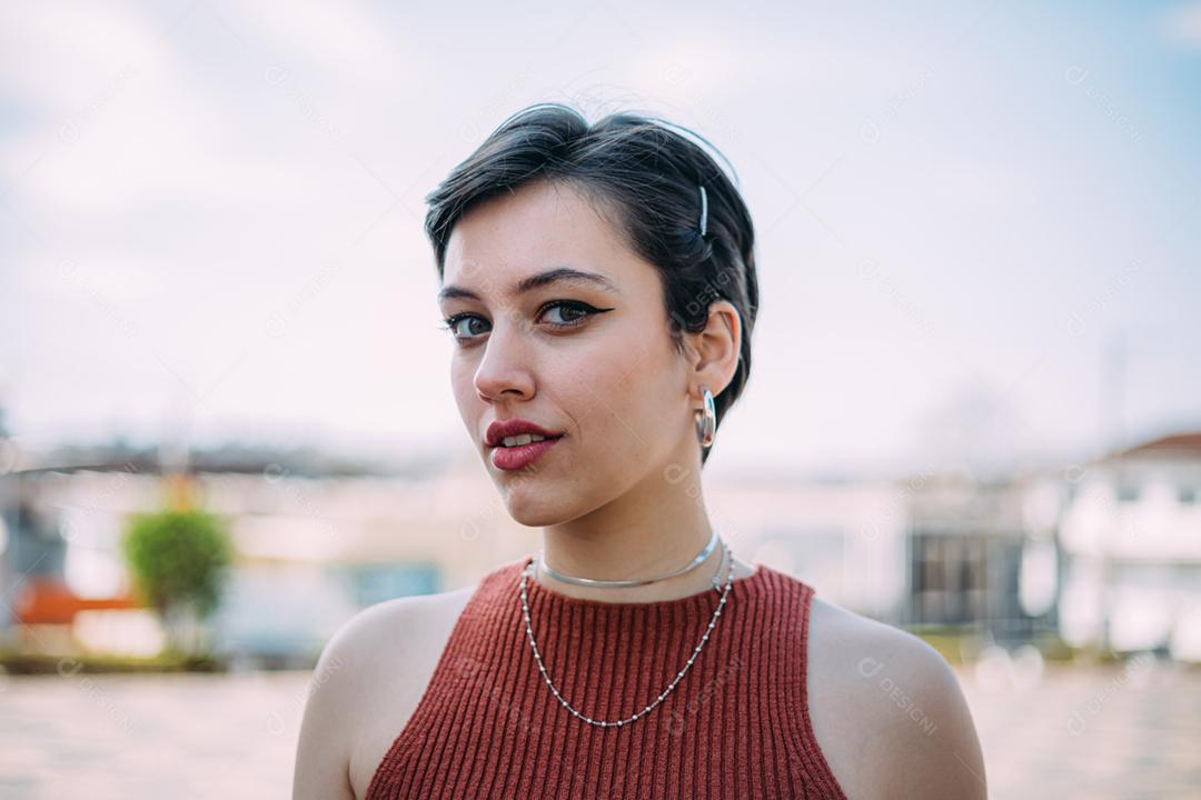 Retrato ao ar livre de jovem elegante elegante jovem Latina andando na rua do Brasil