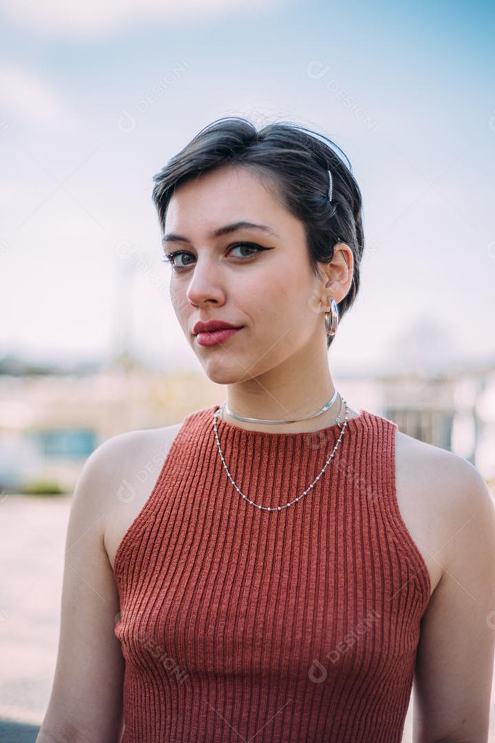 Retrato ao ar livre de jovem elegante elegante jovem Latina andando na rua do Brasil