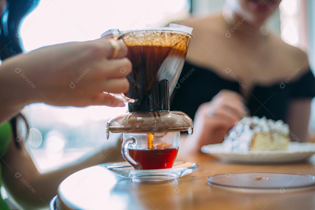 Café acabado de fazer na mesa com equipamento de filtro com café moído. Cafeteria