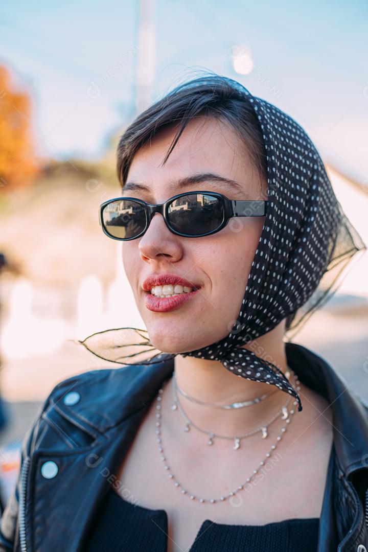 Retrato ao ar livre de uma jovem elegante e elegante jovem latina andando na rua do Brasil