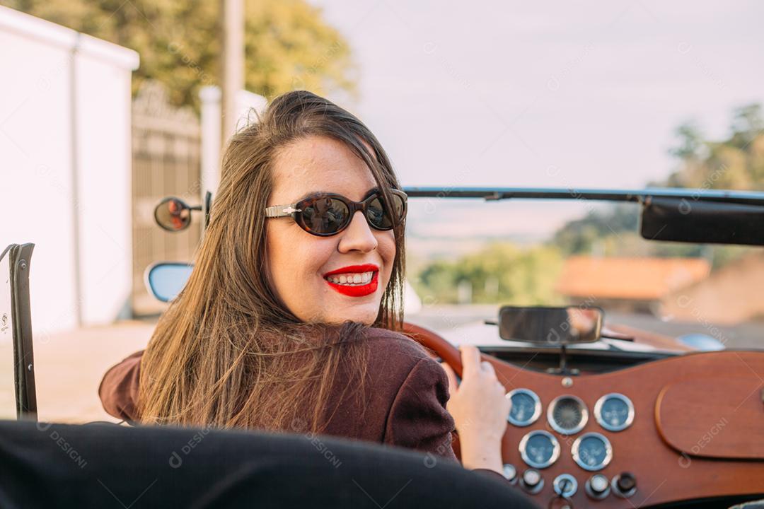 Amigos viajando juntos em um velho carro conversível. Conceito de prazer de verão