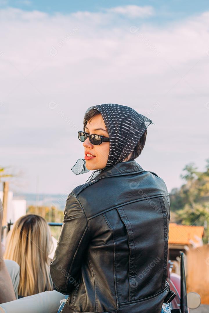 Amigos viajando juntos em um velho carro conversível. Conceito de prazer de verão