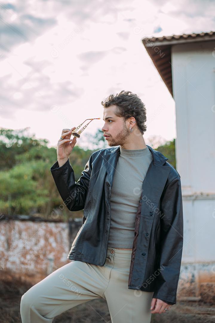 Retrato ao ar livre de jovem elegante elegante jovem latino