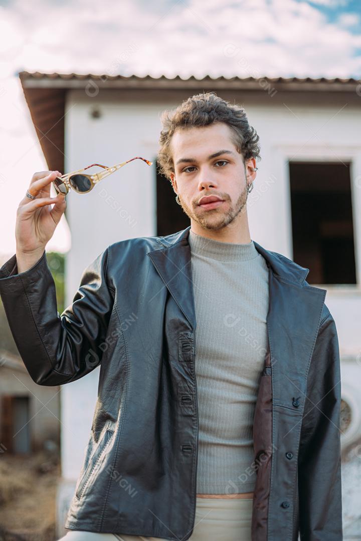 Retrato ao ar livre de jovem elegante elegante jovem latino