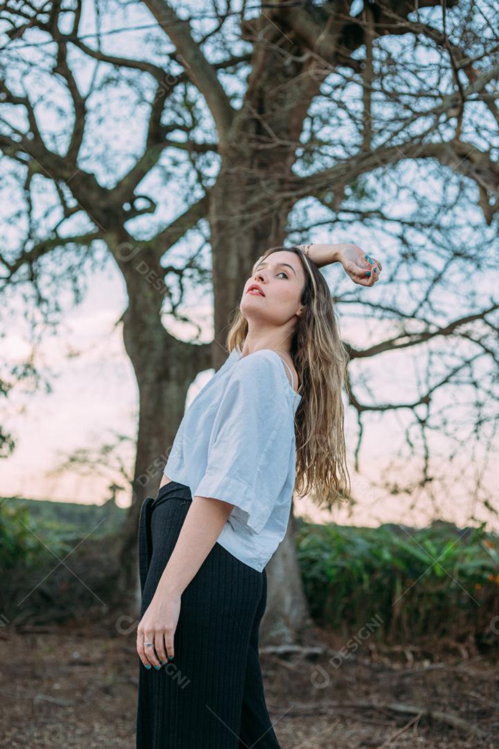Retrato ao ar livre de jovem elegante elegante jovem latina