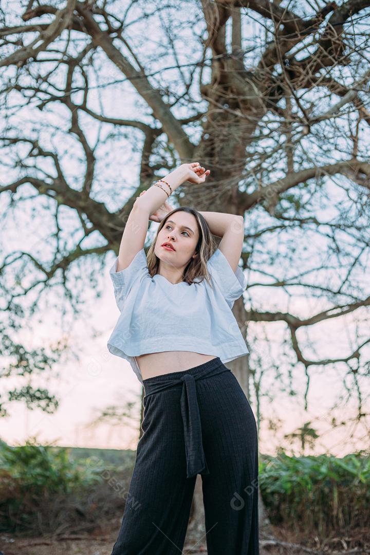 Retrato ao ar livre de jovem elegante elegante jovem latina