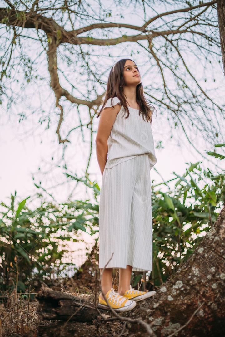 Retrato ao ar livre de jovem elegante elegante jovem latina