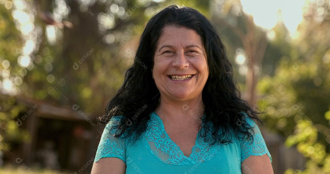 Retrato de agricultor feminino lindo sorridente. Mulher na fazenda em dia de verão. Atividade de jardinagem