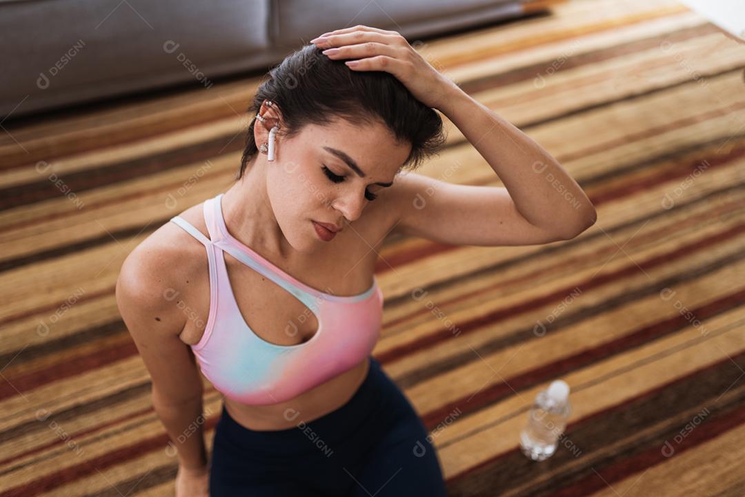 Atraente jovem latina fazendo ioga alongamento ioga em casa. Conceito de estilo de vida saudável.