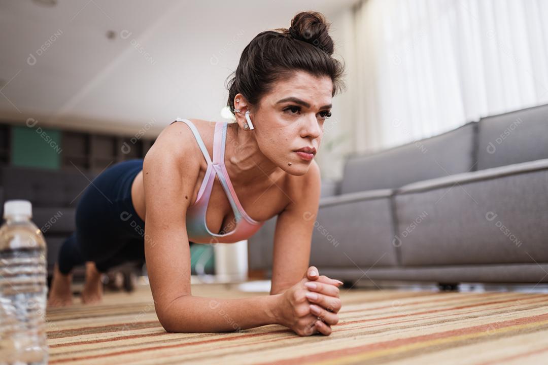 Atraente jovem latina fazendo ioga alongamento ioga em casa. Conceito de estilo de vida saudável.