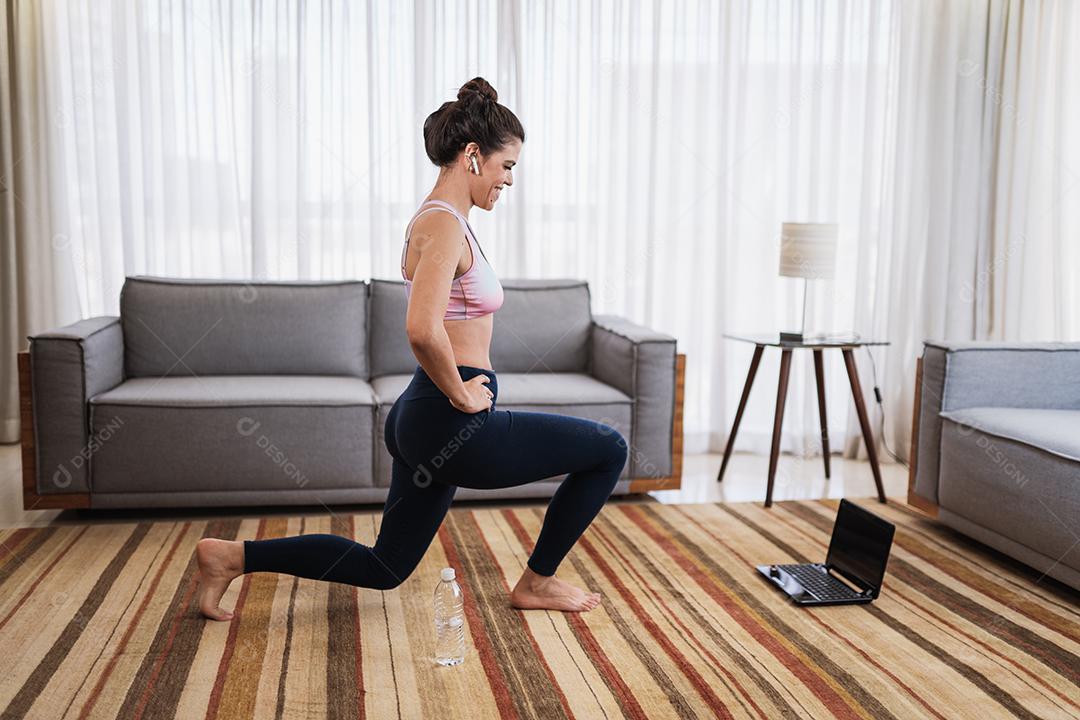 Senhora latina feliz relaxar em casa sozinho sentar-se em quarto posar compartilhar bom