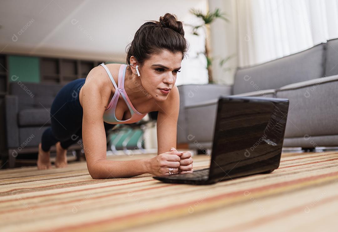 Senhora latina feliz relaxar em casa sozinho sentar-se em quarto posar compartilhar bom