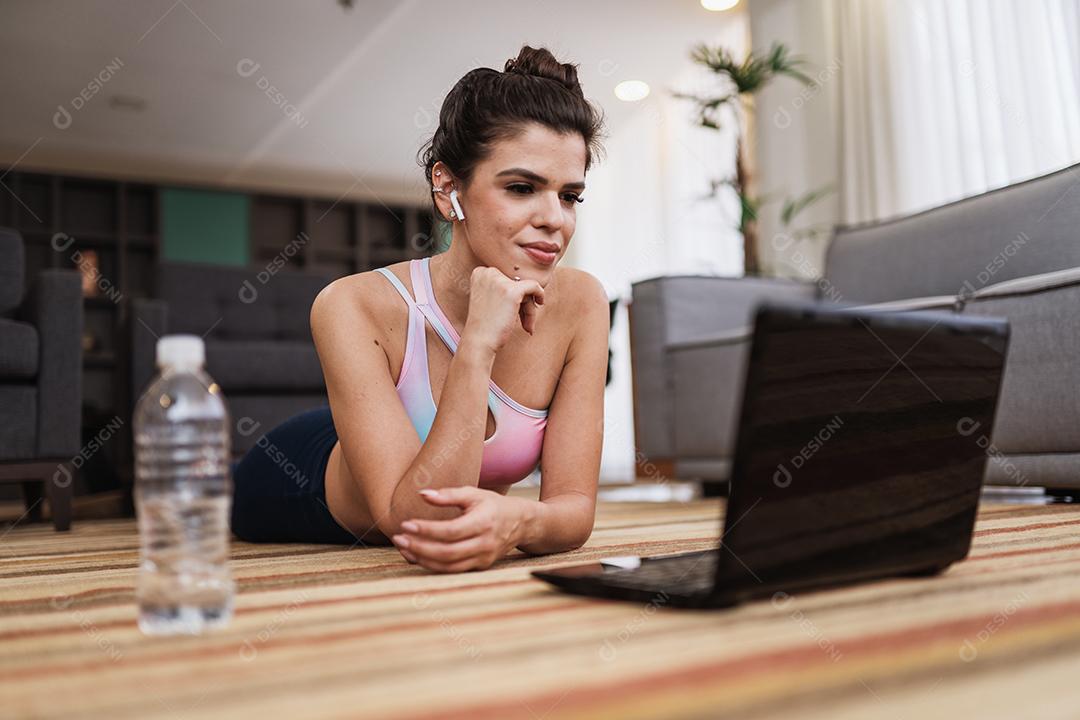 Senhora latina feliz relaxar em casa sozinho sentar-se em quarto posar compartilhar bom