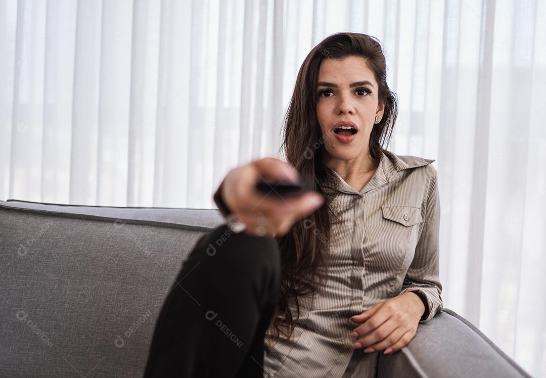 Uma jovem latina otimista e sorridente positiva sentar-se dentro de casa