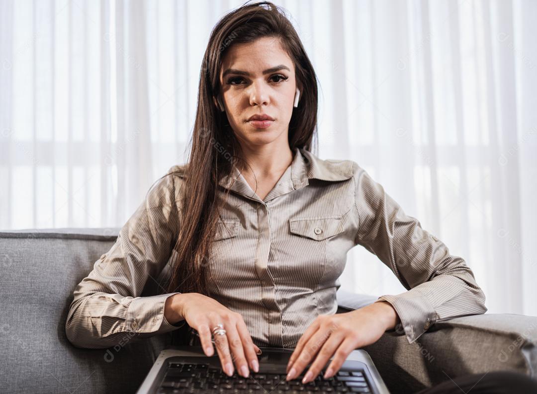 A visão POV da mulher milenar sorridente tem uma agradável conferência Webcam no escritório, uma jovem