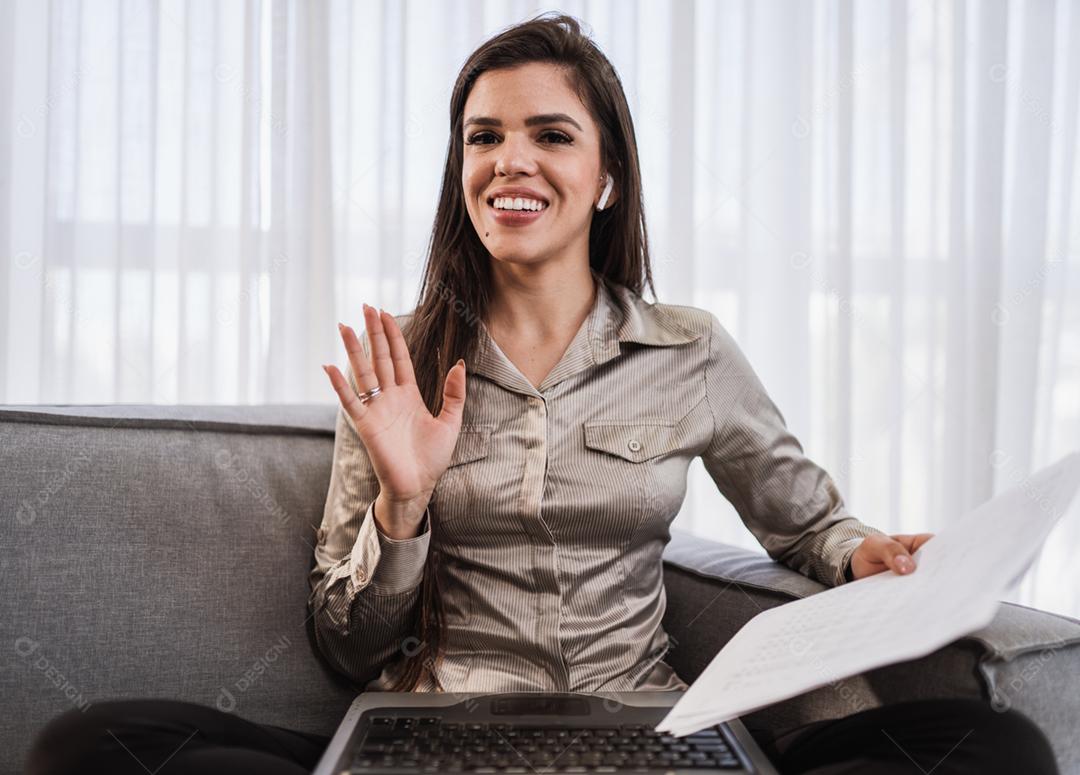 A visão POV da mulher milenar sorridente tem uma agradável conferência Webcam no escritório, uma jovem