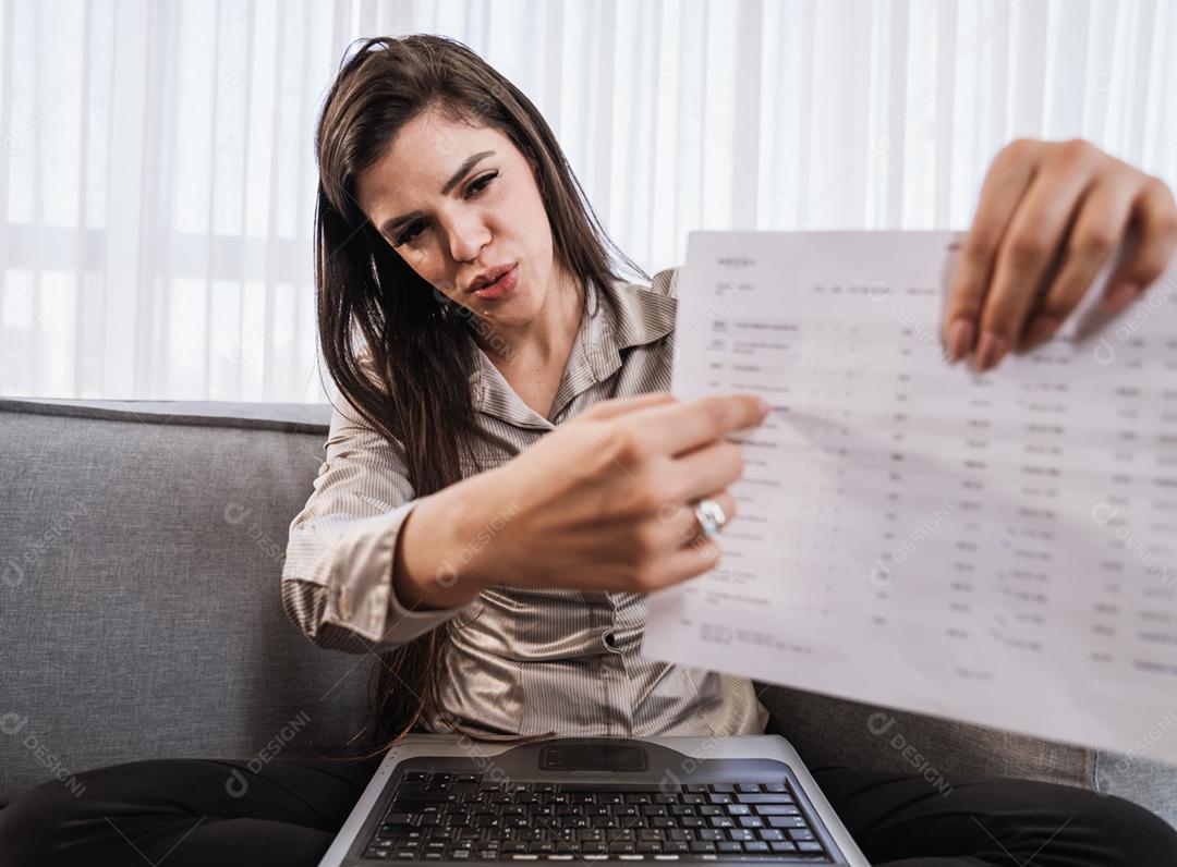 A visão POV da mulher milenar sorridente tem uma agradável conferência Webcam no escritório, uma jovem