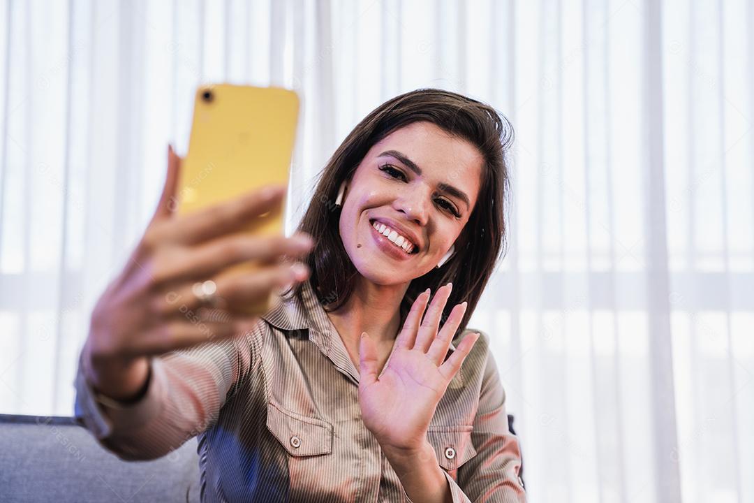 Senhora latina feliz relaxar em casa sozinho sentar-se em quarto posar compartilhar bom