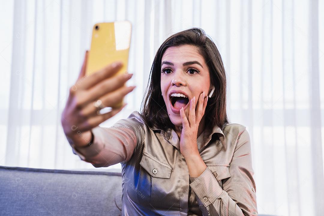 Senhora latina feliz relaxar em casa sozinho sentar-se em quarto posar compartilhar bom