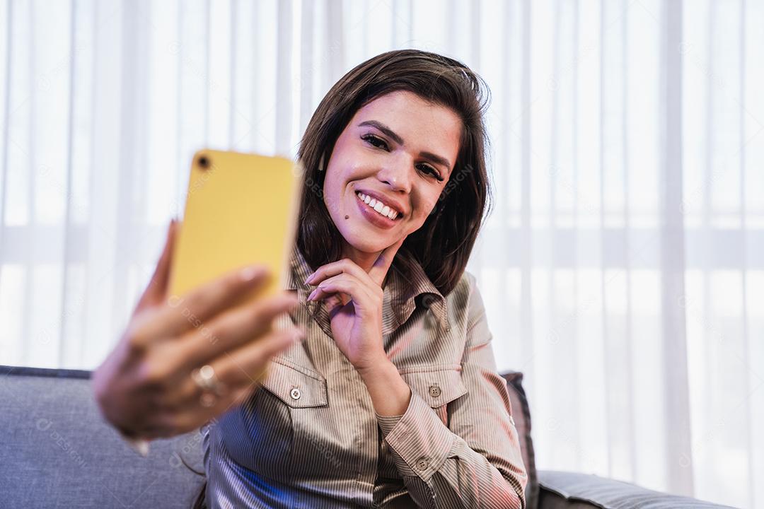 Senhora latina feliz relaxar em casa sozinho sentar-se em quarto posar compartilhar bom