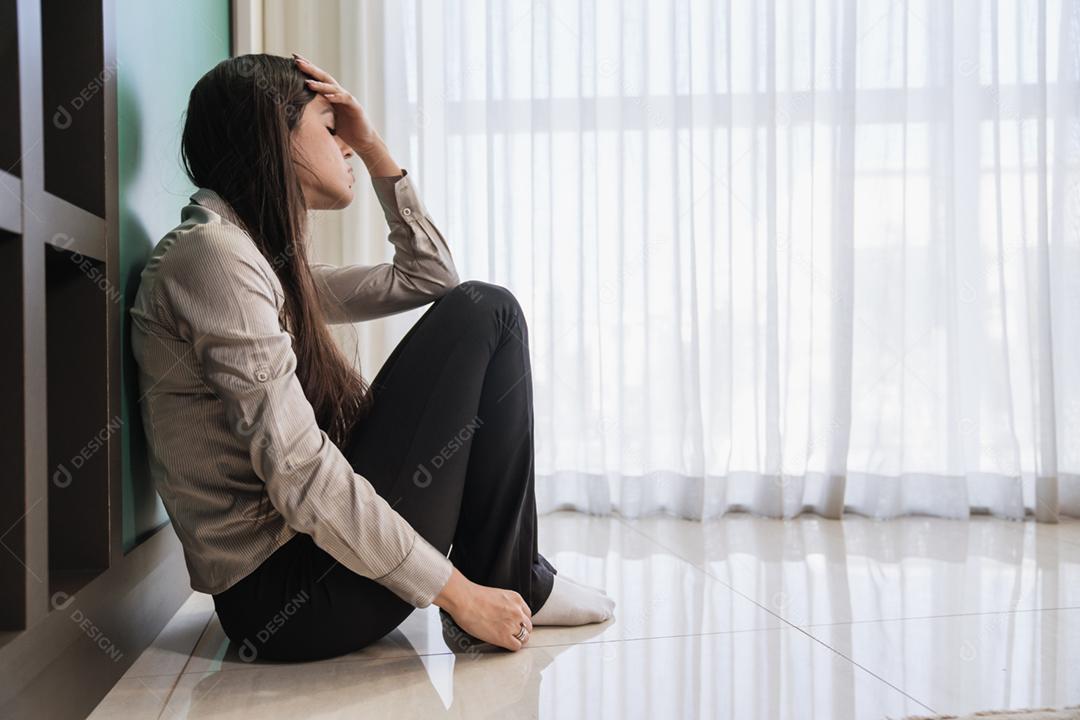 Mulher latina sentada no chão se sente infeliz por problemas pessoais, rompimento ou casamento arruinado