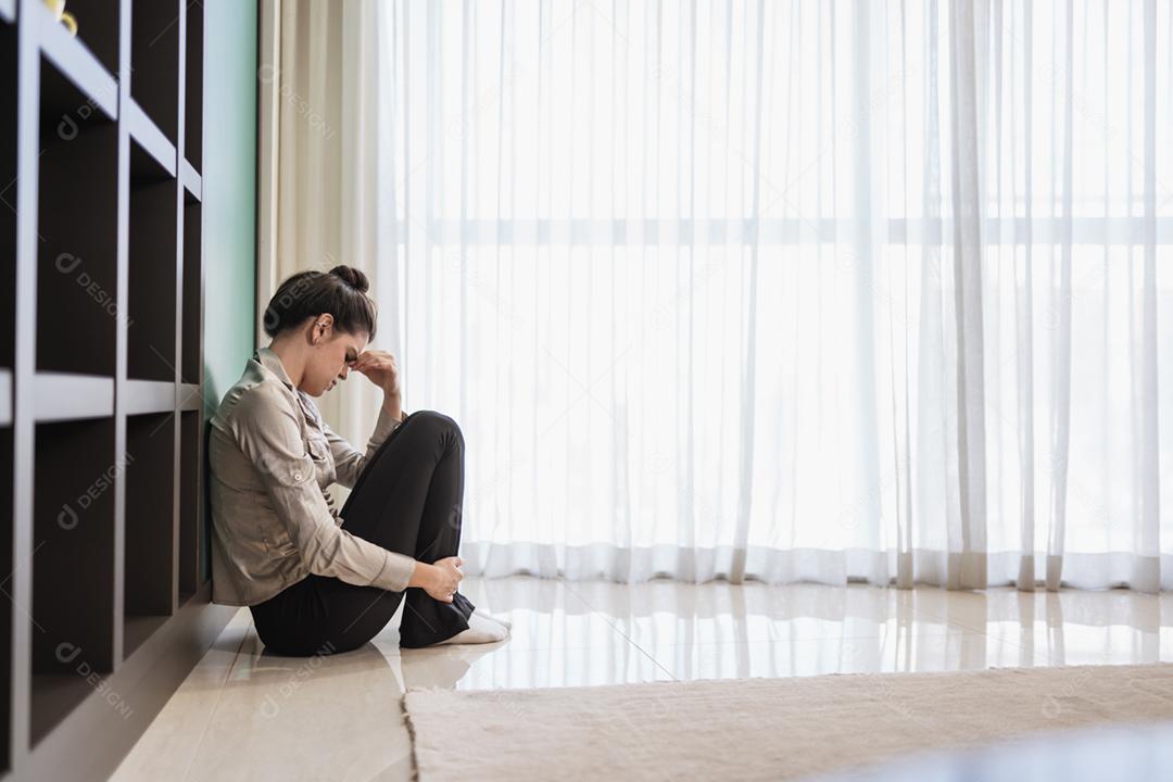 Mulher latina sentada no chão se sente infeliz por problemas pessoais, rompimento ou casamento arruinado