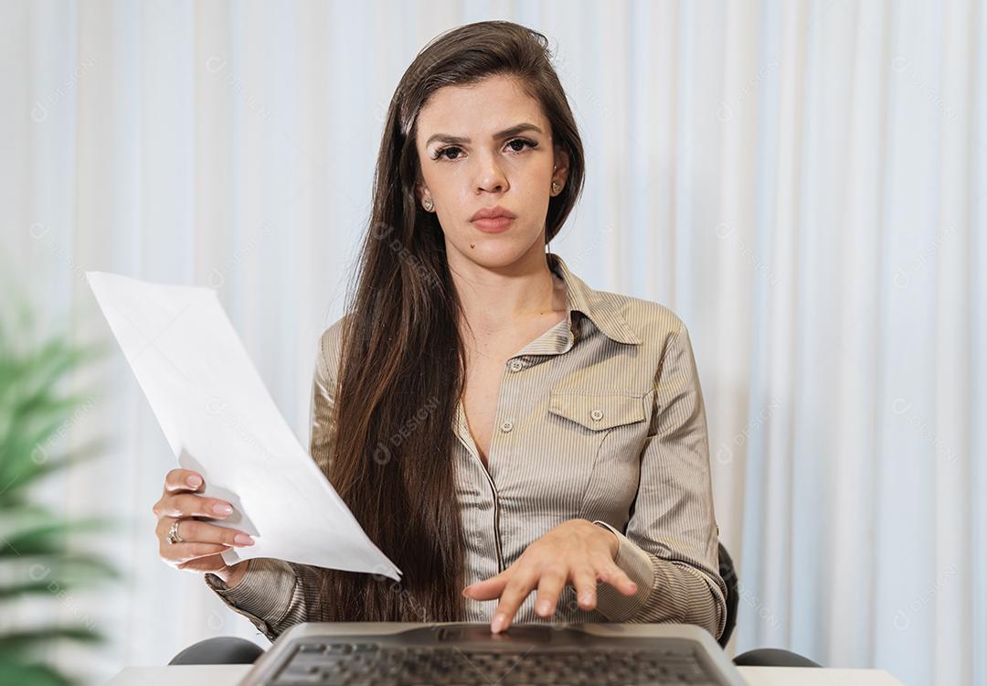 vista de mulher millennial sorrindo têm agradável Webcam conferir