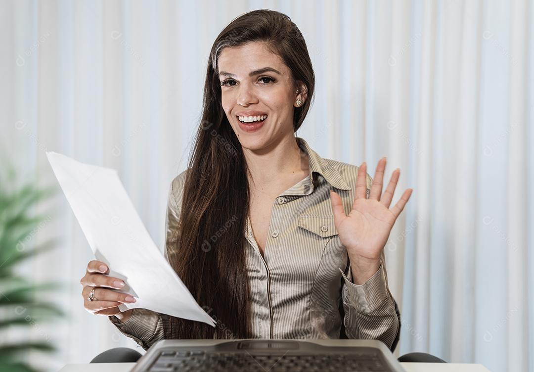 vista de mulher millennial sorrindo têm agradável Webcam conferir
