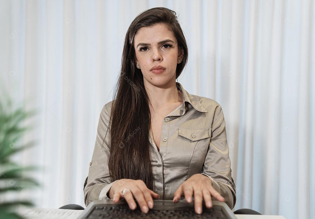 vista de mulher millennial sorrindo têm agradável Webcam conferir