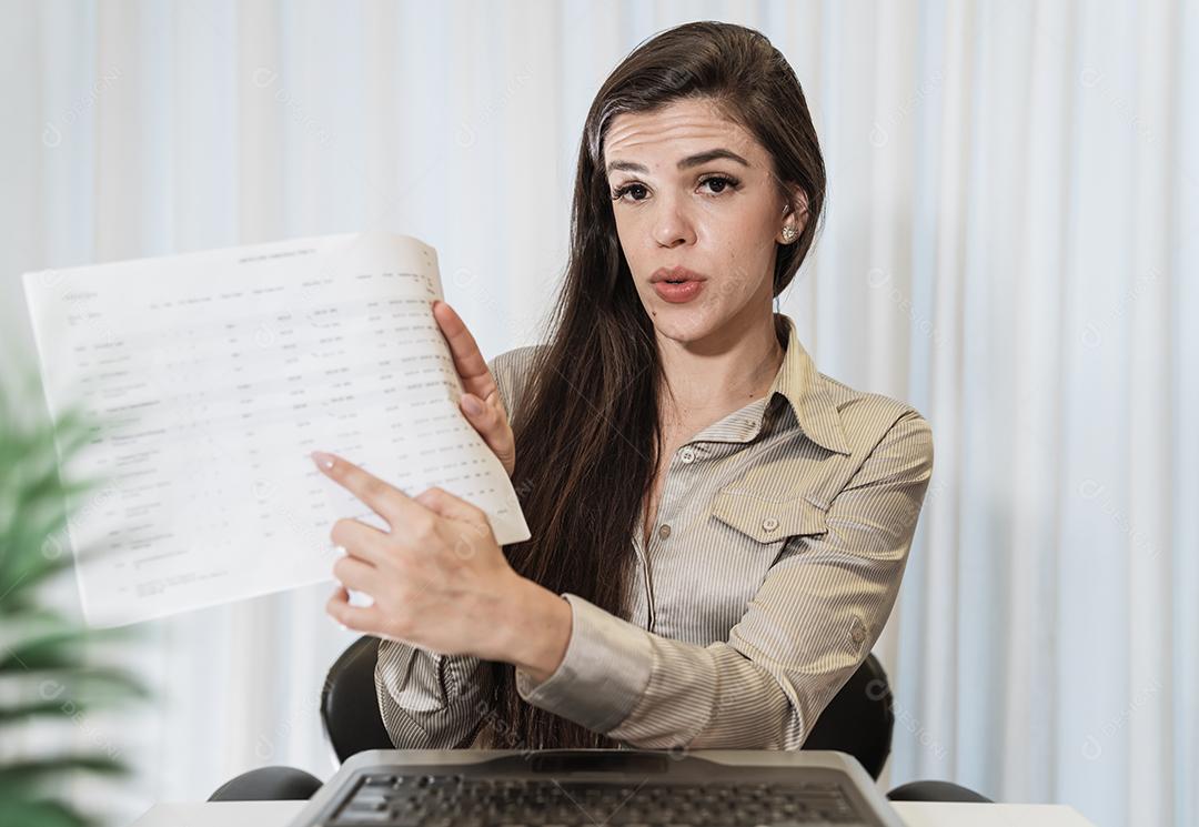 vista de mulher millennial sorrindo têm agradável Webcam conferir