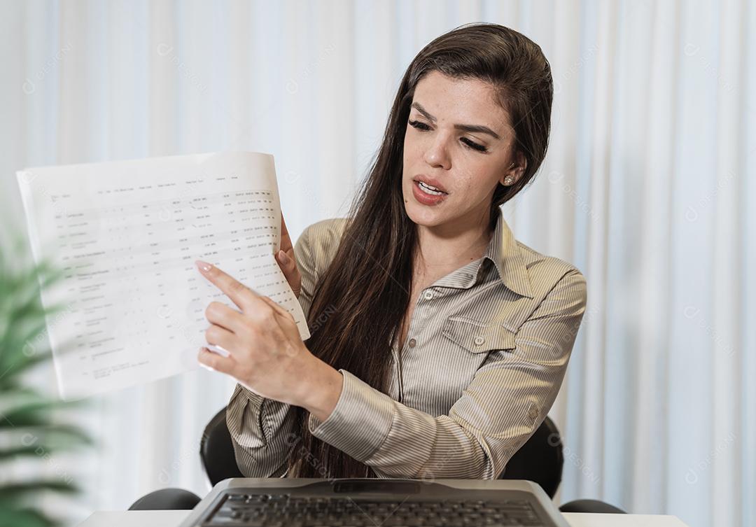 vista de mulher millennial sorrindo têm agradável Webcam conferir