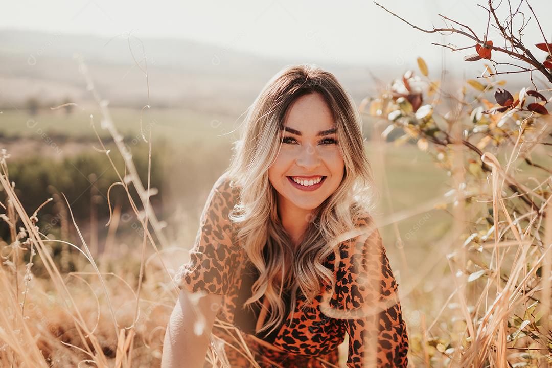 Linda jovem loira latina ao ar livre retrato. Develo de cabelo