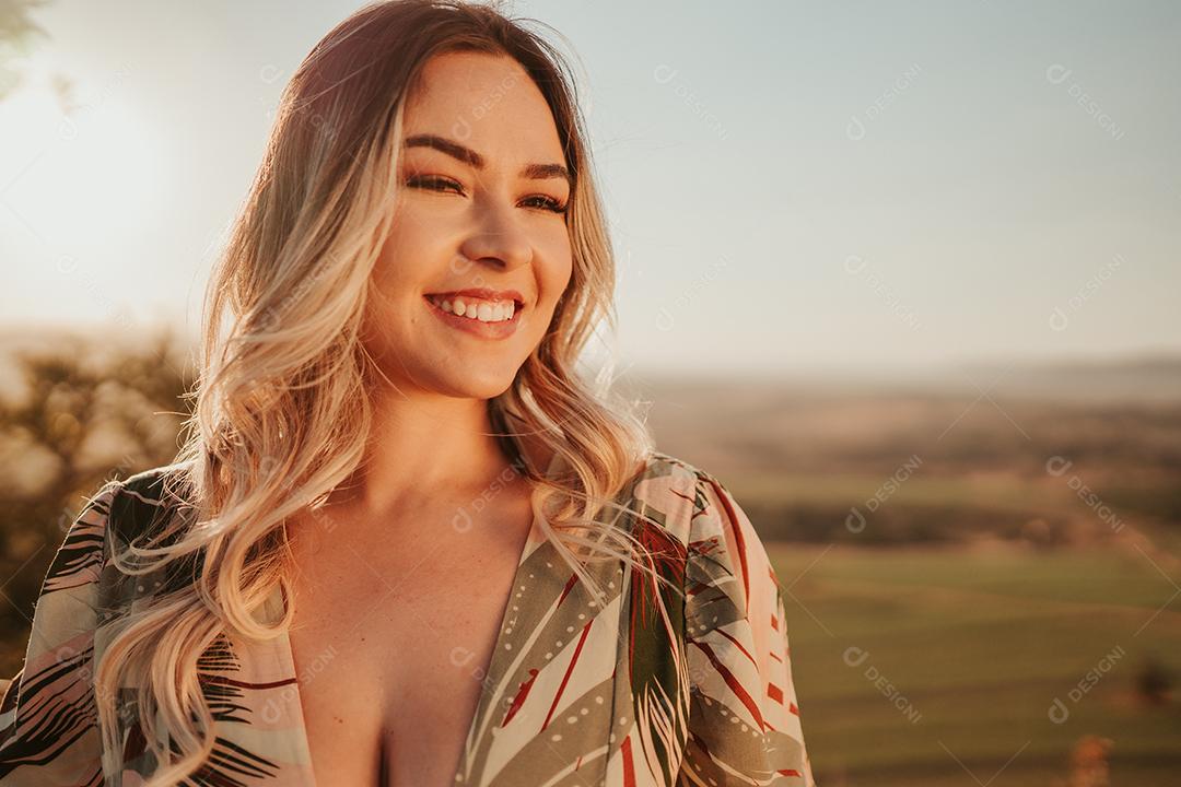 Linda jovem loira latina ao ar livre retrato. Develo de cabelo