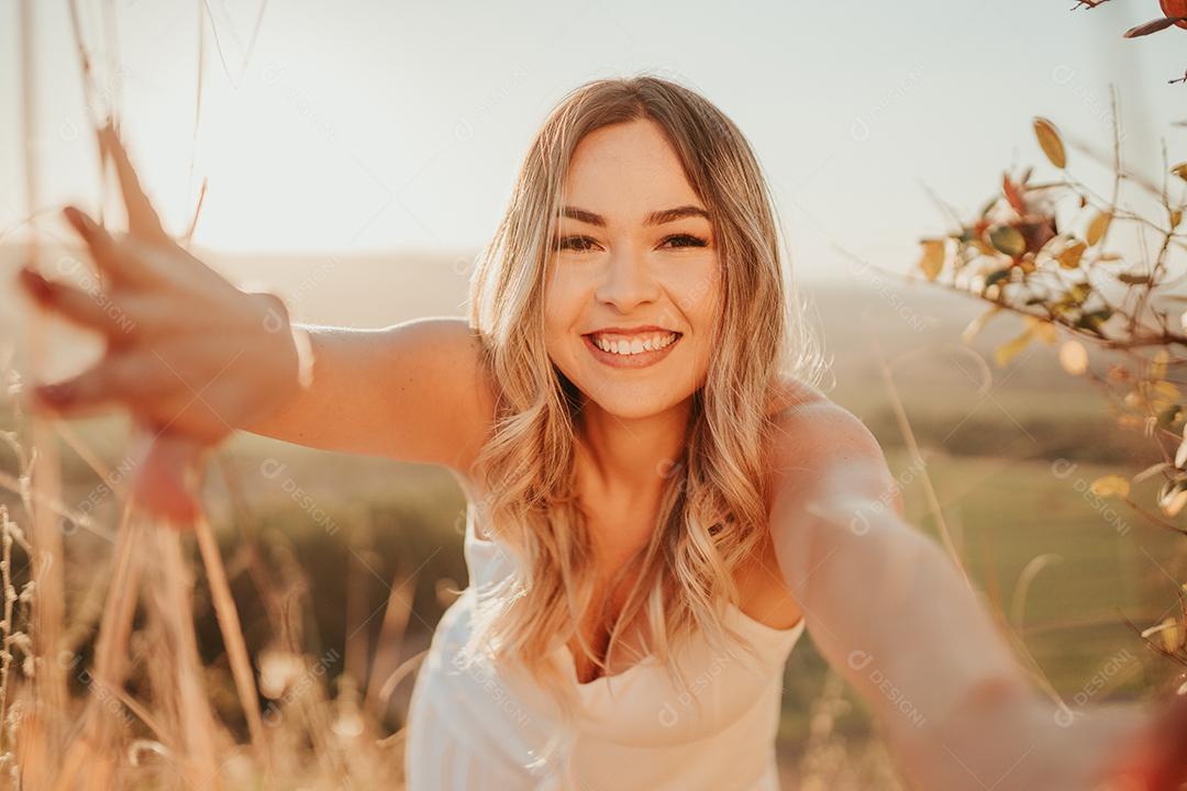 Linda jovem loira latina ao ar livre retrato. Develo de cabelo