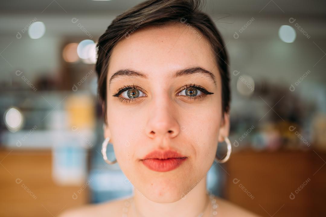 Closeup retrato de linda sorridente jovem latino-americano mulher com cabelo preto escuro curto bob