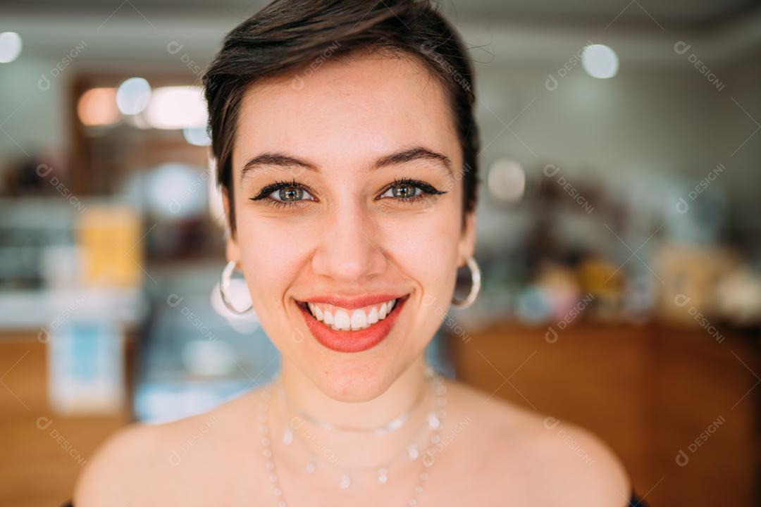 Closeup retrato de linda sorridente jovem latino-americano mulher com cabelo preto escuro curto bob