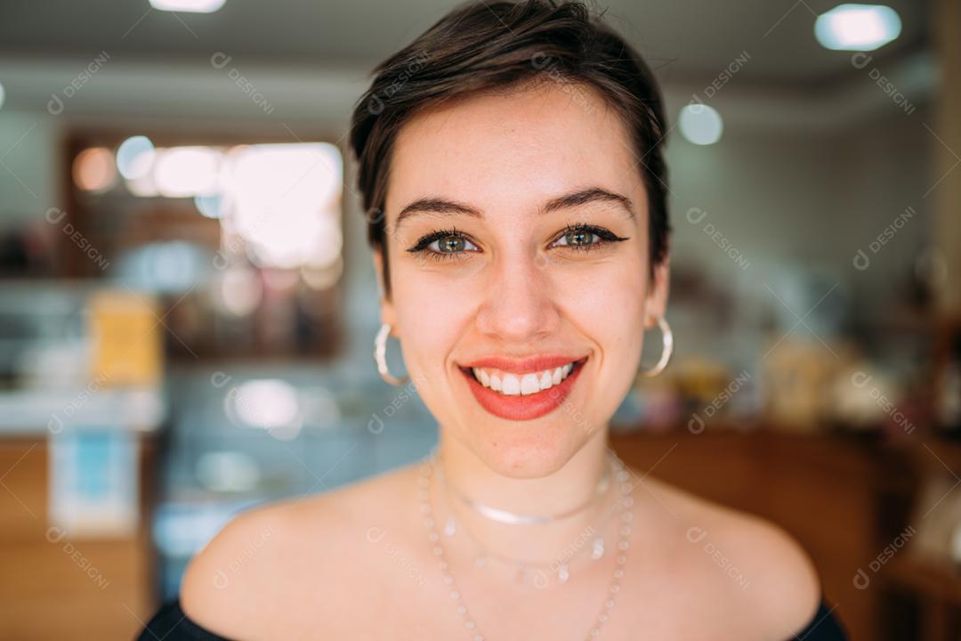 Closeup retrato de linda sorridente jovem latino-americano mulher com cabelo preto escuro curto bob