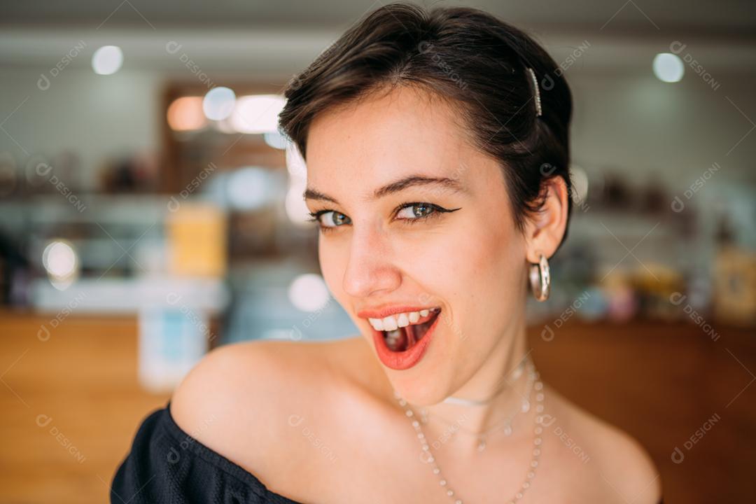 Closeup retrato de linda sorridente jovem latino-americano mulher com cabelo preto escuro curto bobCloseup retrato de linda sorridente jovem latino-americano mulher com cabelo preto escuro curto bob