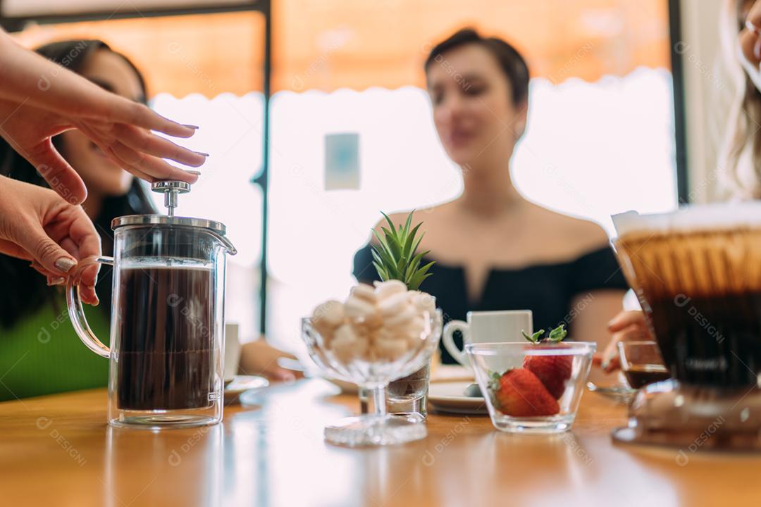 Café expresso francês. Amigos esperando por um café na mesa em uma cafeteria brasileira.