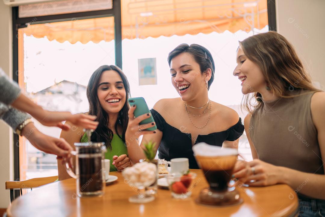 Café expresso francês. Amigos esperando por um café na mesa em uma cafeteria brasileira.