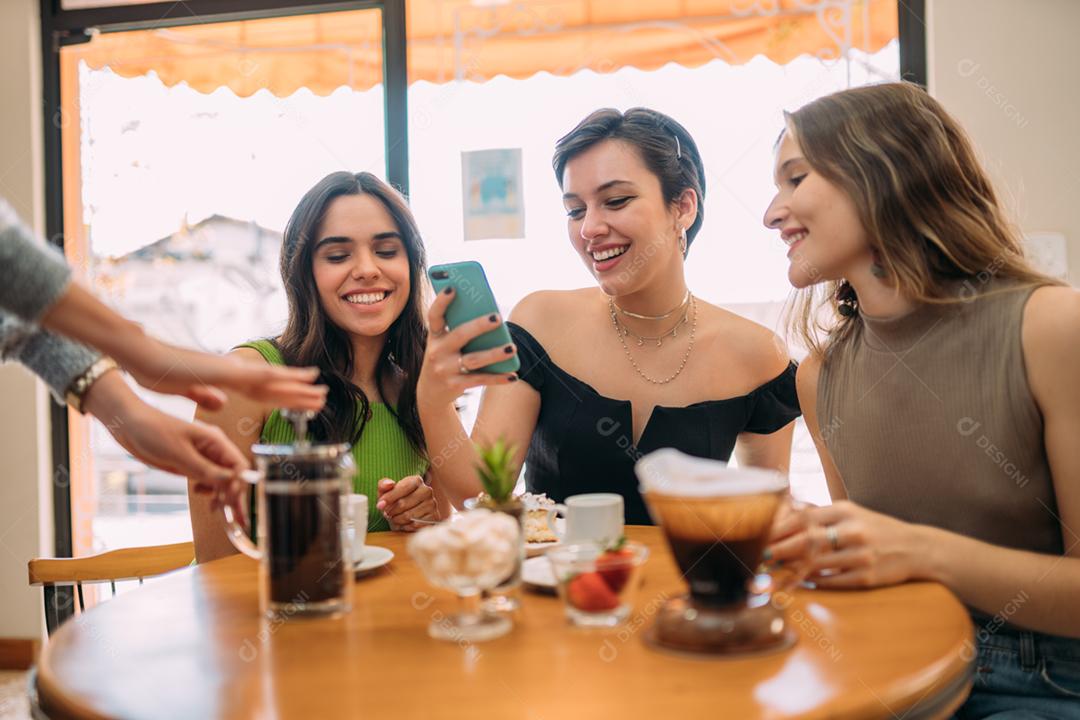 Café expresso francês. Amigos esperando por um café na mesa em uma cafeteria brasileira.