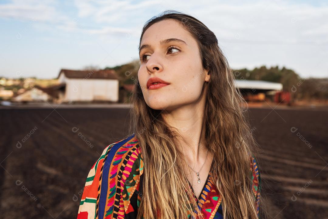 Retrato ao ar livre de jovem elegante elegante jovem latina