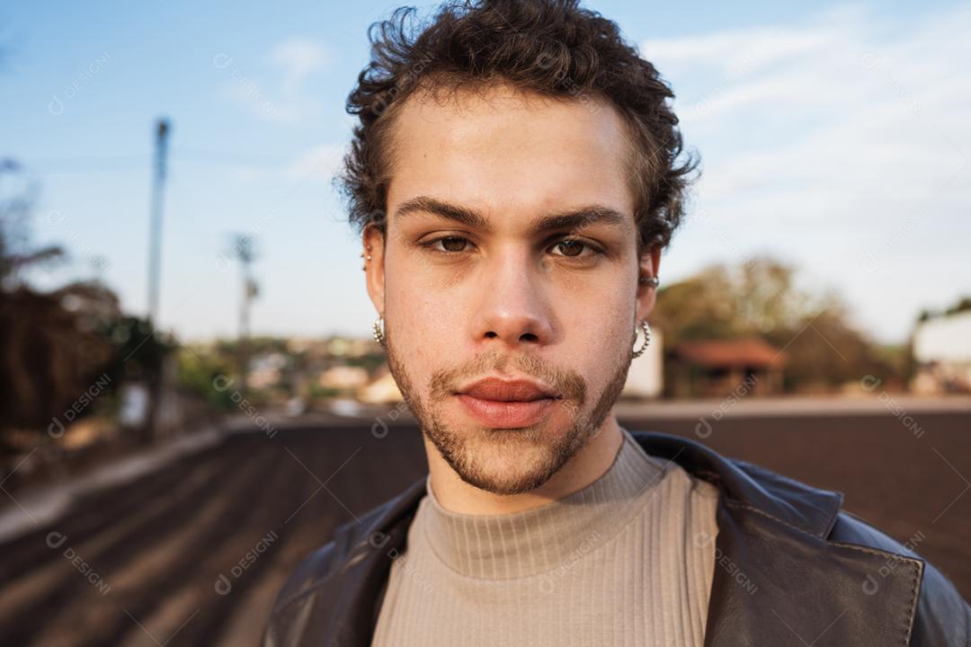 Retrato ao ar livre de jovem elegante elegante jovem latino