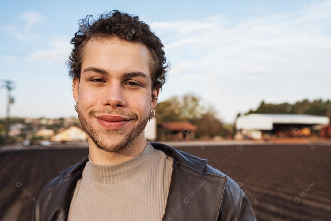 Retrato ao ar livre de jovem elegante elegante jovem latino