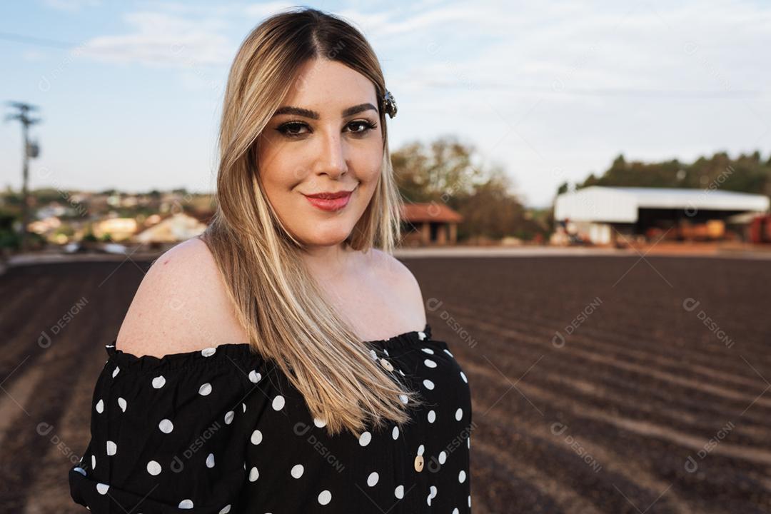 Retrato ao ar livre de uma jovem latina elegante e elegante de tamanho maior