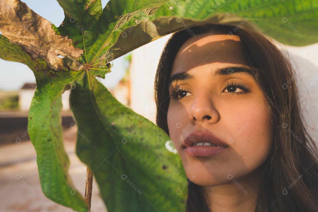 Retrato ao ar livre de jovem elegante elegante jovem latina